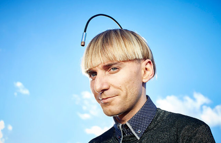 Neil Harbisson en cyborg der har en  antenne i hovedet der gør ham i stand til at høre farver