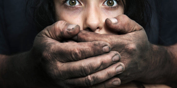 skræmt kvinde overfaldet