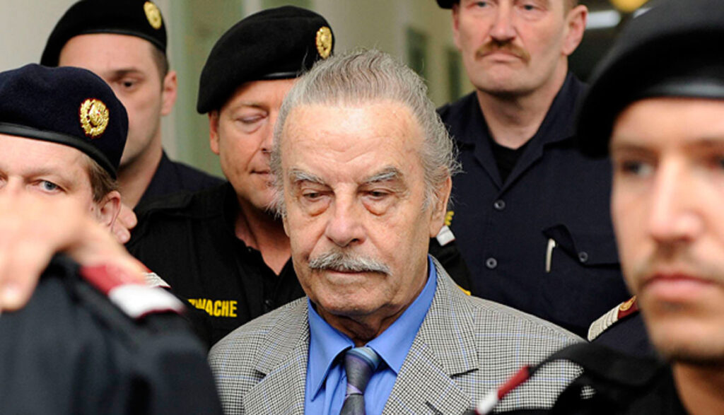 Josef fritzl sammen med betjente efter at være blevet opdaget i fritzl sagen