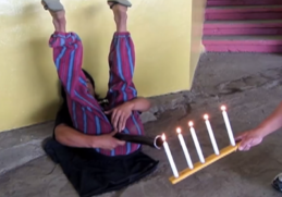 Mærkelig verdensrekord - Flest stearinlys slukket med prutter!