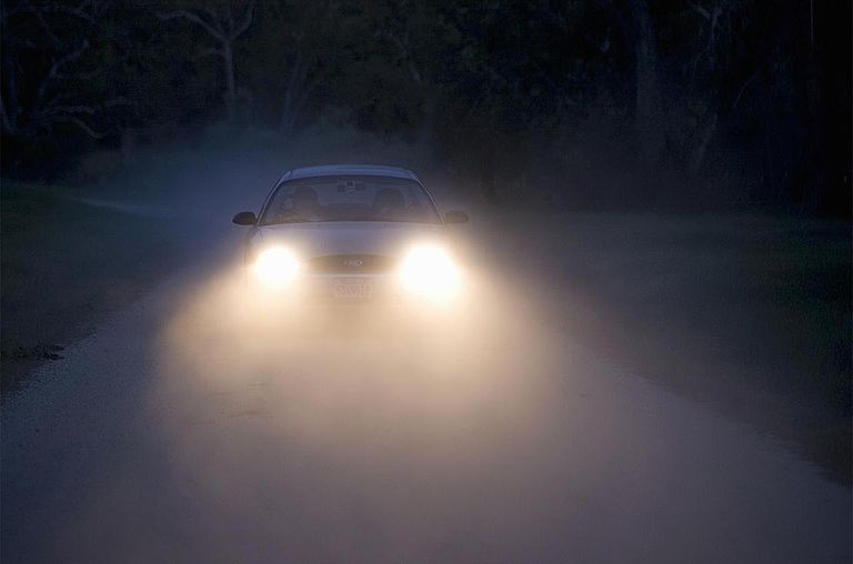 bil der holder i mørket