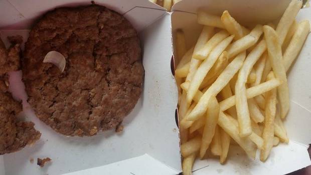 Klam negl fundet i burger