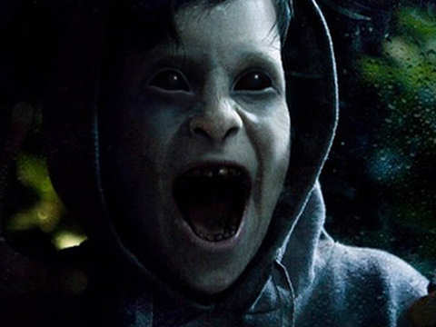 sur barn med sorte øjne