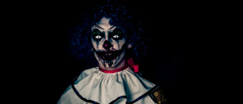 klovne statue Crazy ugly grunge evil clown in town on Halloween making people shock and scared